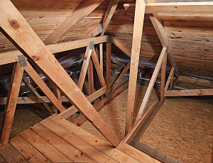 Zateplení stropu bungalovu pomocí foukané izolace